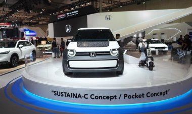 Parade Mobil Konsep di Pameran Otomotif GIIAS 2024